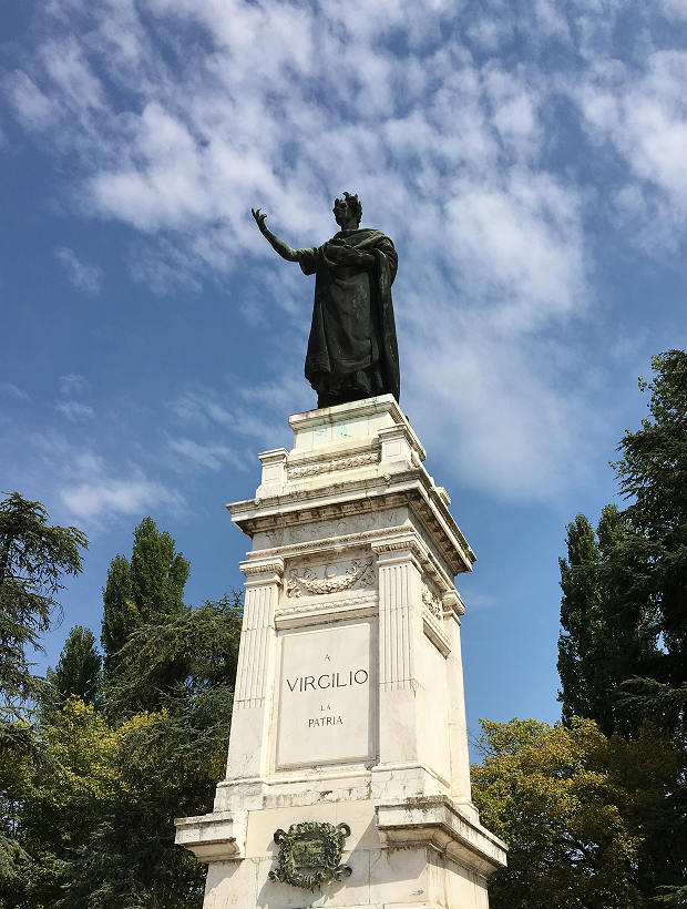 Mantovaにあるウェルギリウス像